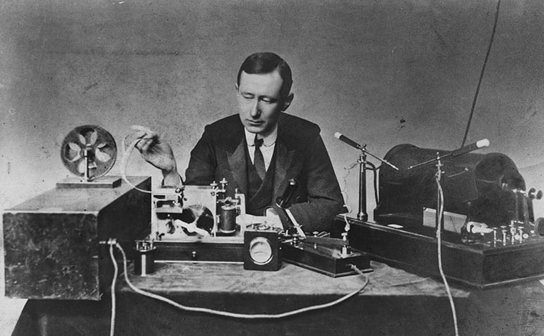 Marconi demonstrating apparatus